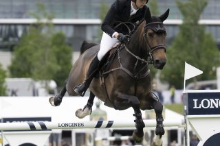 Le Zurichois Martin Fuchs a signé l'unique sans-faute, dans le temps, du Grand Prix du CSIO de Saint-Gall. KEYSTONE/GIAN EHRENZELLER
